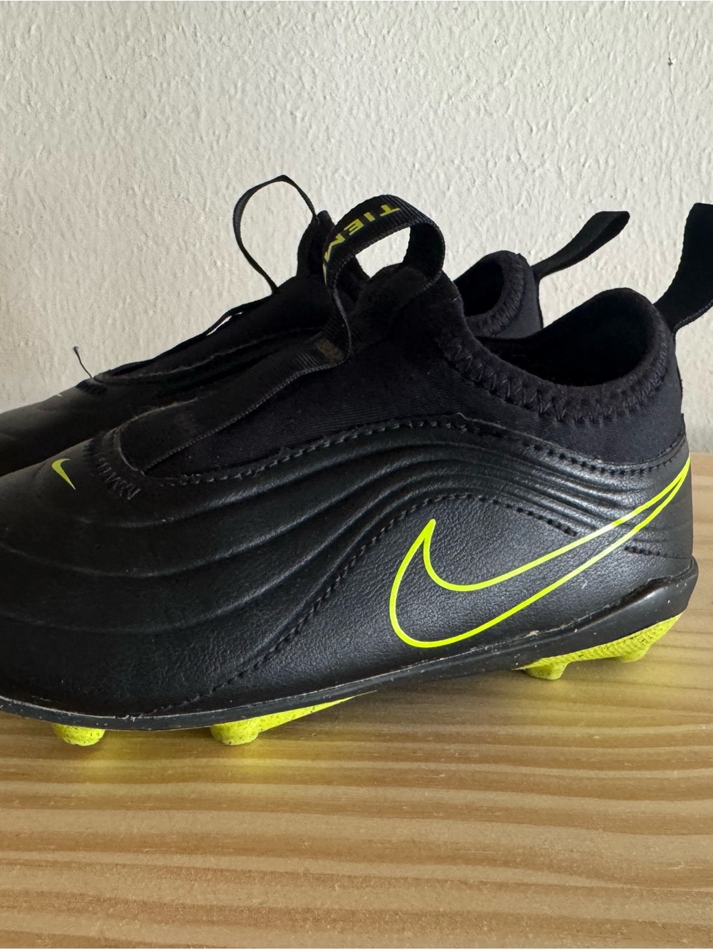 Nike Jr. Tiempo Legend 10 Club EasyOn Kids Soccer Cleats - Black/Volt - Size 11C